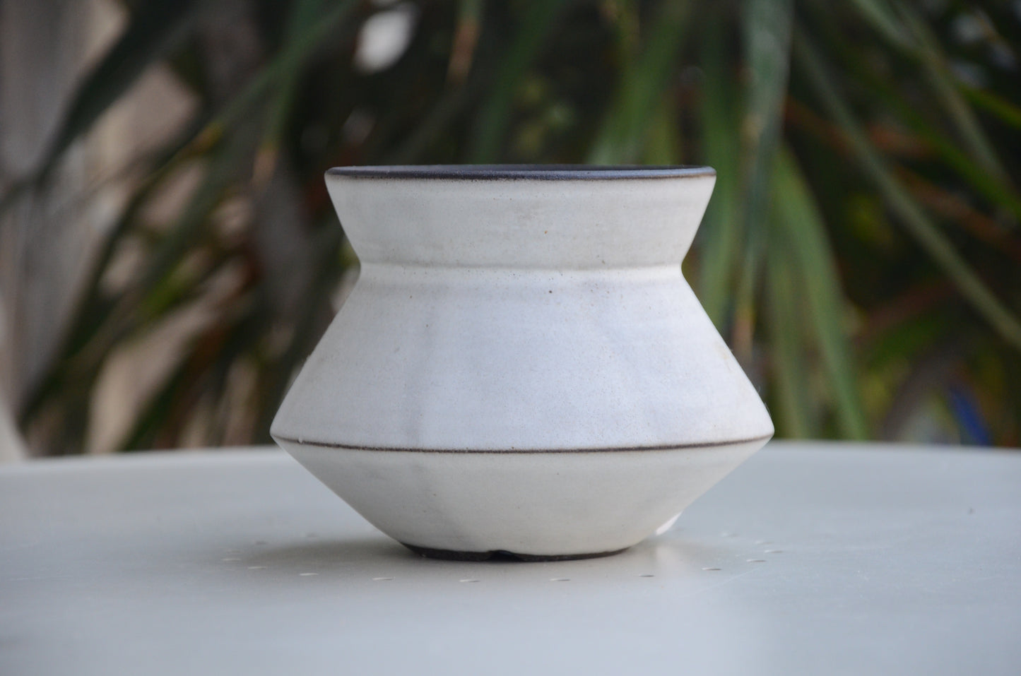 Space contrast color planter