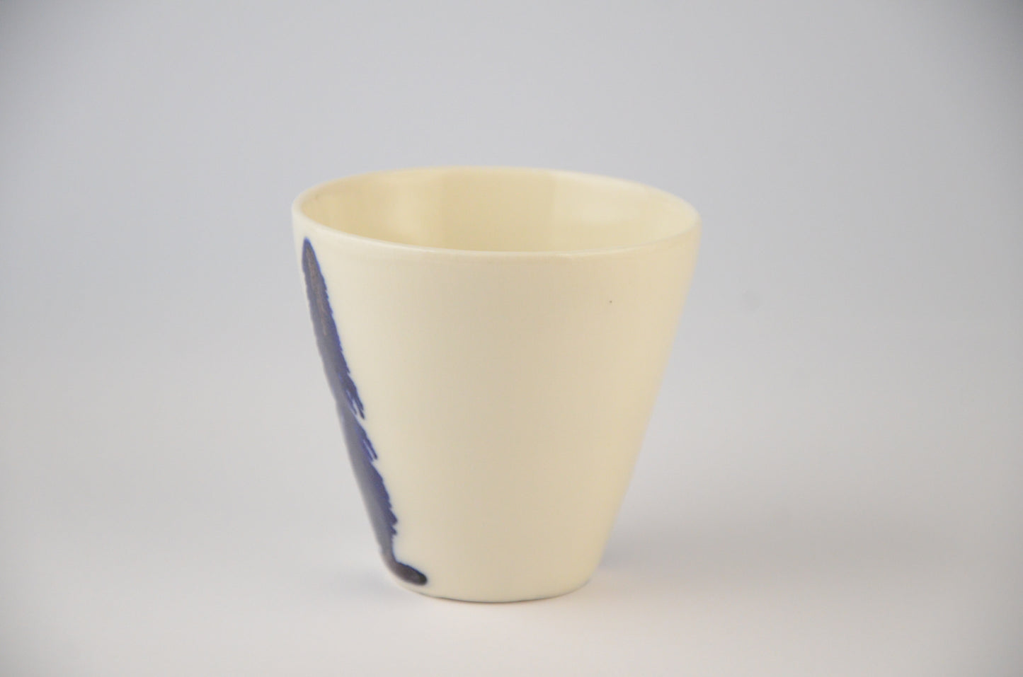 Printed porcelain v-shape cup
