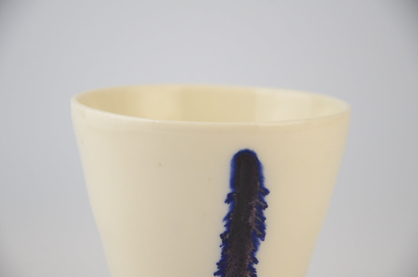 Printed porcelain v-shape cup